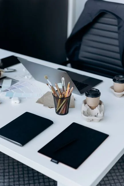home-img Un smartphone élégant affichant une œuvre dans un décor minimaliste, parfait pour les thèmes tech et design.